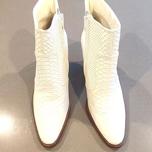 Gianni Bini White Faux Snake Skin Ankle Boots Size 9